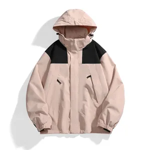 Detail der modischen pink-schwarzen Farblock-Windjacke, verstellbare Kapuze und Taschen.