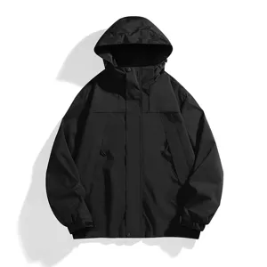 Schwarze Kapuzen-Windjacke im Detail, zeigt Stehkragen und verstellbare Bündchen für Outdoor.