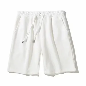 Detail van witte casual sportshort, ademende stof met verstelbaar elastisch taillekoord.