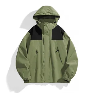 Detailansicht der hochwertigen grünschwarzen Farblock Kapuzen Outdoor Windjacke für Outdoor.