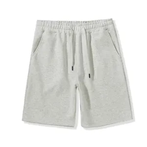 Gedetailleerd shot van grijze herenshorts met elastische trekkoordtaille en zachte stof.