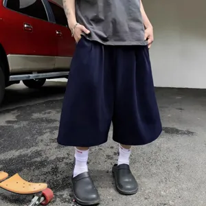 Men's loose solid color casual wide-leg knee-length shorts for summer streetwear fashion style.