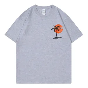 Lässiges graues Kurzarm-T-Shirt mit modischem Sonnenuntergang-Palmen-Grafikprint.