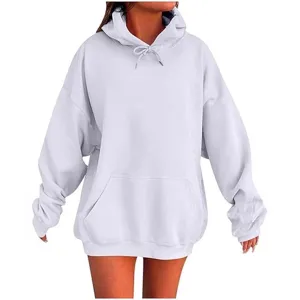 Άνετο λευκό oversized γυναικείο φούτερ με κουκούλα, μακριά μανίκια και τσέπη.