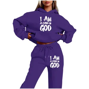 Detailansicht des Fleece Kapuzenpullover und Jogginghose Sets für Damen mit Buchstaben-Print.