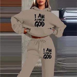 Nahaufnahme des lässigen beige Kapuzensweatshirts und Jogginghosen-Sets mit Print.