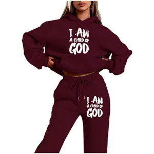Nahaufnahme eines bordeauxroten, gefütterten Hoodie-Sets mit stilvollem Buchstaben-Print.