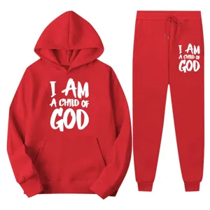 Roter Fleece Kapuzenpullover und Jogginghose Trainingsanzug Set mit weißem Motivtext.