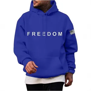 Sweat-à-capuche bleu pour homme avec impression tendance et poche kangourou confortable.