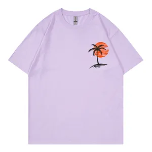 Lässiges lavendelfarbenes Kurzarm-T-Shirt mit retro Sonnenuntergang Palmen Grafik.