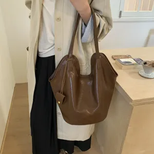 Vintage brown large capacity faux leather tote bag for minimalist daily commute style