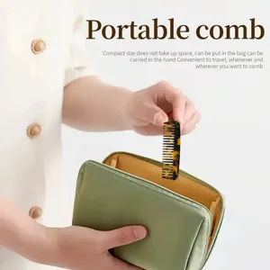 Dettaglio del pettine portatile in acetato di tartaruga inserito in una borsa verde