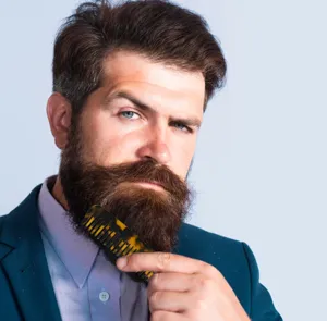 Primo piano del pettine per barba in acetato antistatico con motivo a tartaruga