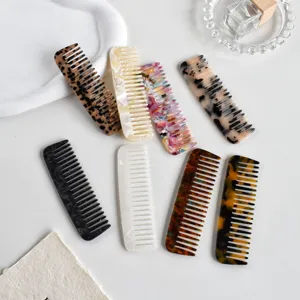 Collezione di pettini per capelli in acetato colorati con motivi in marmo e tartaruga.