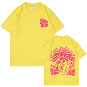 Gelbes Baumwoll-Kurzarmshirt mit rosafarbenem Blumen-Vorder- und Wellen-Rücken-Druck.
