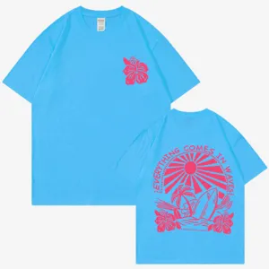 Lässiges Sommer T-Shirt aus Baumwolle mit coolem Surf-Print hinten in leuchtendem Blau für Herren.
