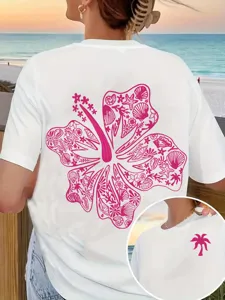 Detailansicht des lässigen weißen Damen Oversize T-Shirts mit Strand Hibiskus Print.