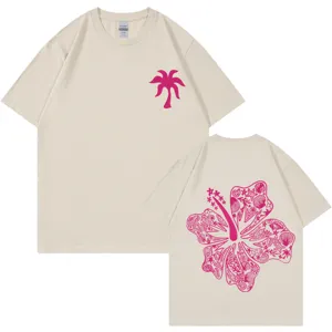 Beiges Oversize Kurzarm T-Shirt mit Palmenprint vorne und Hibiskusdruck hinten drauf.