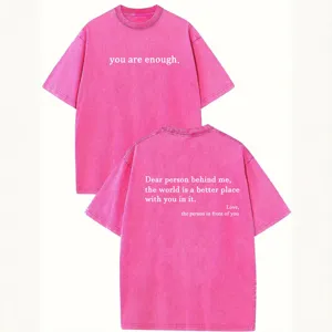 T-shirt rosa in cotone lavato vintage a maniche corte con citazioni ispiratrici fronte e retro.