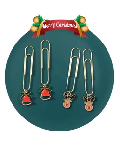 Weihnachtliche Deko-Büroklammern, süße Metall-Lesezeichen, Feiertags-Schreibwaren-Detail.