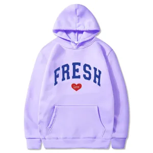 Leichter lila Kapuzenpullover für Damen und Herren mit stylischem frischem Love-Print.