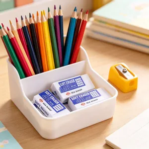 Gedetailleerd overzicht van de witte plastic briefpapier organizer met potloden en gommen.