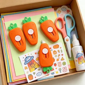 Joli set de mini cutters carotte avec papier coloré et autocollants pour fournitures de bureau.