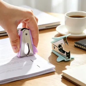 Gros plan detaille d'un mini detacheur d'agrafes colore pratique sur un bureau en bois.