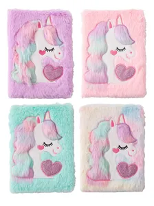 A5 flauschiges Einhorn Notizbuch Detailansicht mit Macaron Farben und glitzerndem Herzmotiv.