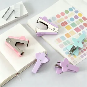 Gros-plan du mini arrache-agrafes pastel avec de jolis autocollants sur le carnet.