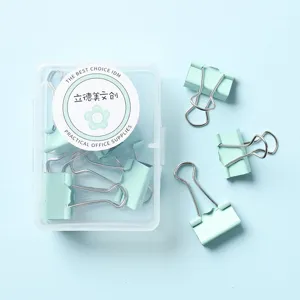 Set di mollette per carta verde menta pastello con scatola di plastica per ufficio e studio.