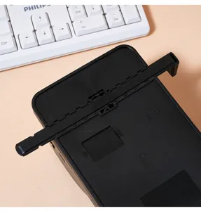 Vue détaillée de perforatrice robuste à deux trous, outil de bureau noir pour les contrats.
