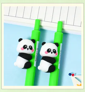 Nahaufnahme der niedlichen 3D Panda Cartoon Kugelschreiber mit hellem gruenem Schaft.