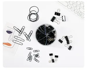 Mehrfaches schwarzes Büroklammer-Set Detail mit verschiedenen Binder-Clips und Gummibändern.