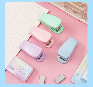 Detailansicht des niedlichen Pastell Mini-Tackersets mit bunten Optionen fuer das Buero.