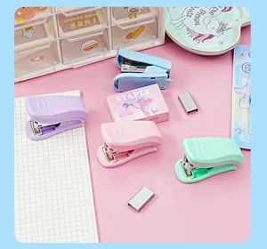 Mini Macaron Farbe Heftgerät Detailansicht, kompaktes tragbares Büro-Schreibwarenset.
