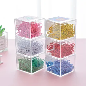 Transparente Acryl-Aufbewahrungsbox mit bunten Büroklammern für Büro und Schule.