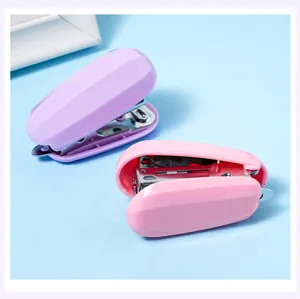 Nahaufnahme Detailansicht tragbarer Mini Tacker in Pink und Lila für Büro und Schule.