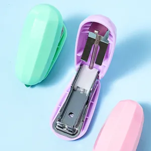 Mini tragbarer Tacker Set für Schüler Schreibwaren Bürobedarf, süßes Pastellfarben Design.