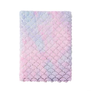 Detailaufnahme eines flauschigen A5 Plüsch-Notizbuchs mit wunderschönem Farbverlauf im Schuppen-Design.