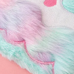 Farbverlauf Plüsch Notizbuch Detail mit Regenbogen Fell und süßer rosa Herz Stickerei Design.