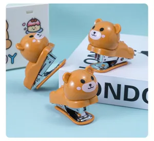 Mini süßer Bär Tacker Set für Schüler, tragbar Cartoon Handbinder Briefpapier Detailansicht.