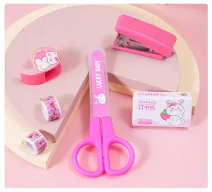 Joli ensemble de papeterie rose pour étudiants avec ciseaux, agrafeuse et dévidoir.