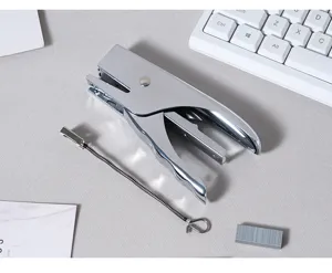Robustes Metall-Zangenheftgerät mit Enthefter und Klammern für Büro und Verpackung.