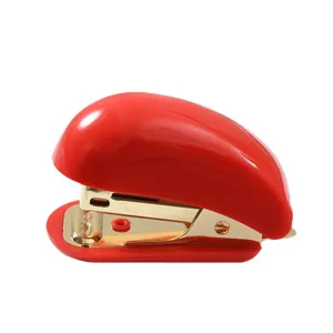 Kompakter Mini-Heftgerät in Rot mit goldenem Metall-Innenleben für Büro, Schule.