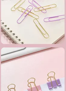 Detailfoto van macaronkleurige paperclips en bindclips voor kantoor en schoolbriefpapier.