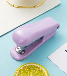 Macaron lila tragbarer 12er Tacker Detailansicht, kompaktes Design für Büro und Schule.