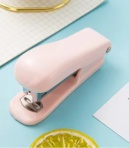 Makaronrosa 12# Tacker Detailansicht, kompaktes und tragbares Heftgeraet fuer Buero und Schule.