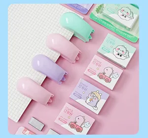 Süßes Mini-Tacker-Set mit Dinosaurier-Design, tragbar und arbeitssparend für den Schulgebrauch.