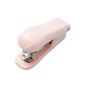 Macaron roze draagbare bureau nietmachine compacte mini hechtmachine voor school en kantoor.